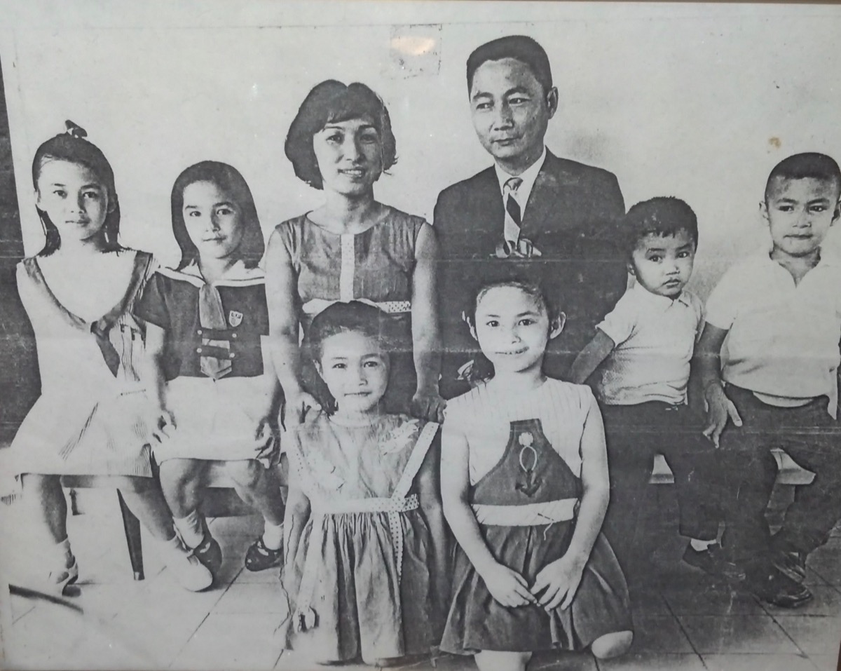 Terry, her parents Teresita and Rodolfo, and her brothers and sisters